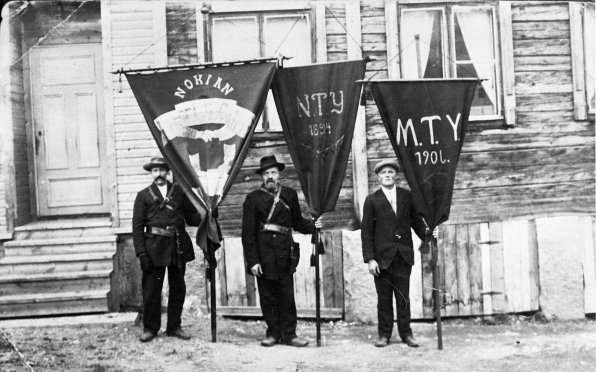 mustavalkokuva miehistä lippuineen